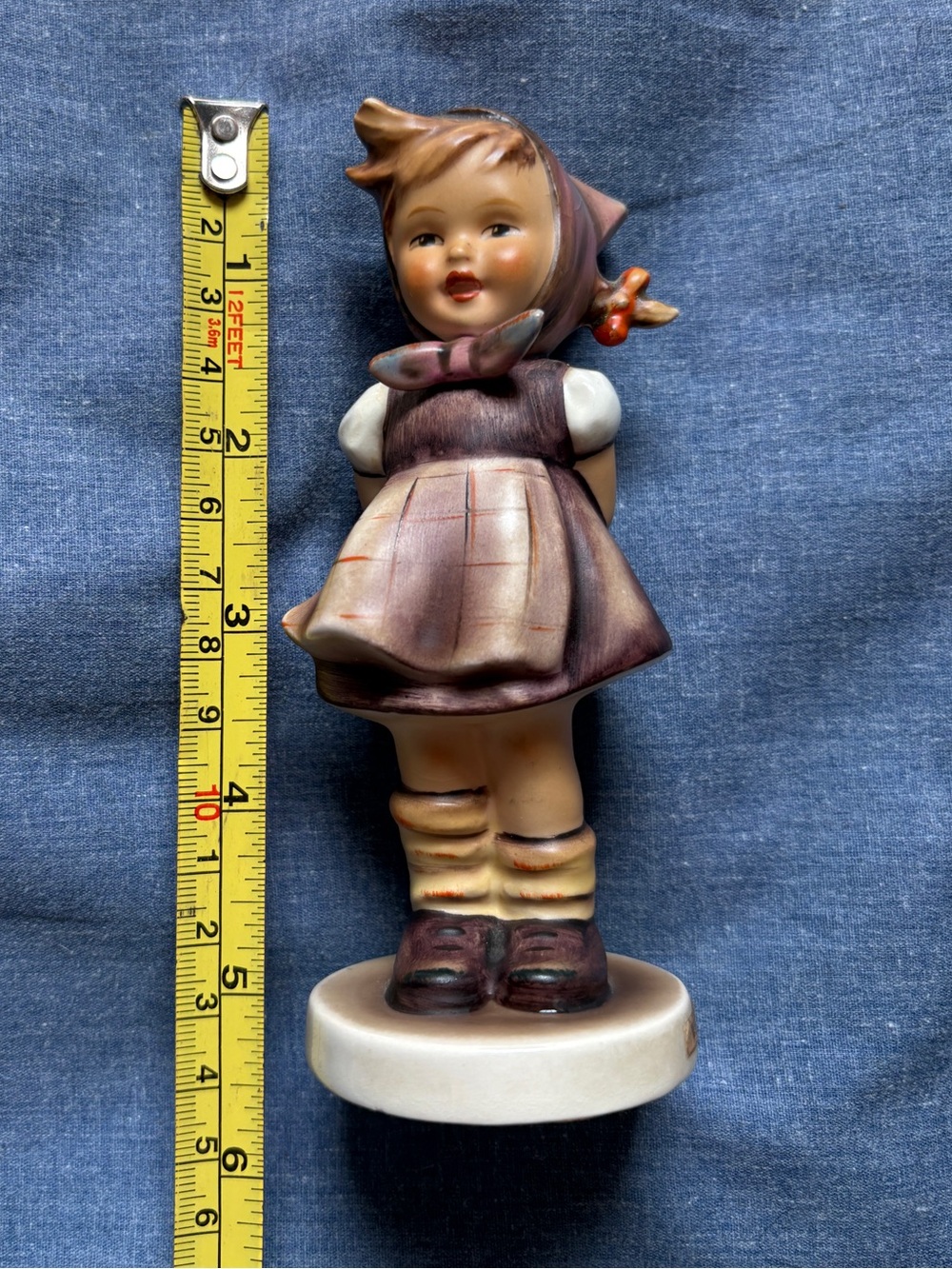 HUMMEL ~ Vintage Authentic. 
“Which Hand”
Sweet little Collectable from Germany.